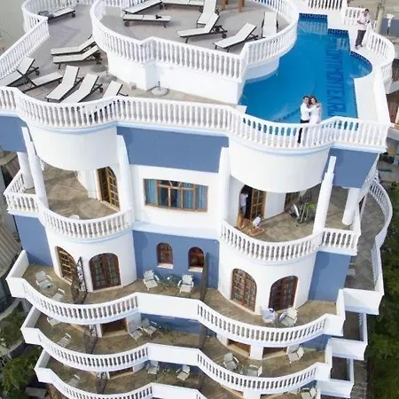 Beachfront - Free Rooftop Pool Access