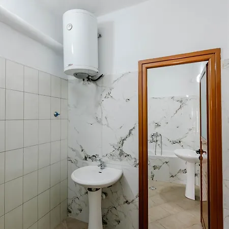 Beachfront - Free Rooftop Pool Access Daire