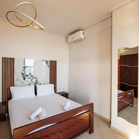 Beachfront - Free Rooftop Pool Access * Saranda
