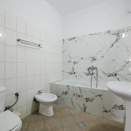 Beachfront - Free Rooftop Pool Access Daire *