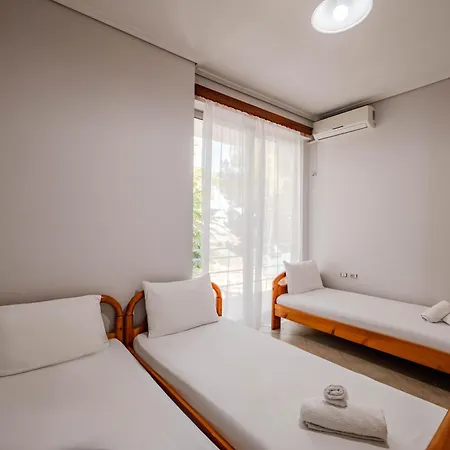 Beachfront - Free Rooftop Pool Access *