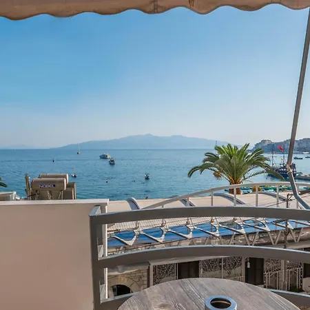 Beachfront - Free Rooftop Pool Access Sarandë