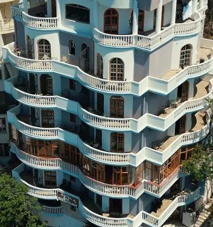 Beachfront - Free Rooftop Pool Access Daire